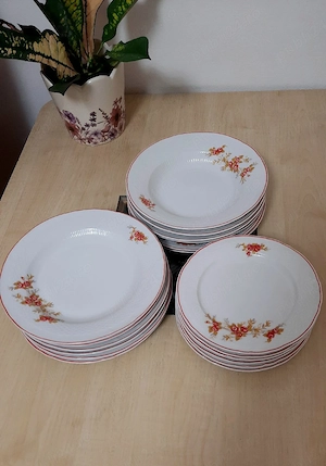 Vand set de farfurii din portelan pentru 6 persoane