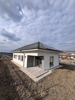 Persoana fizica vand casa Parter la intrare in comuna Chinteni 