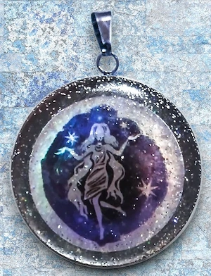 Pandantiv Zodia Fecioara   Inox și Rășină (Efect Perlat Sidefat)