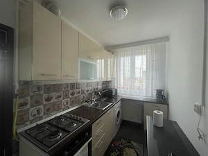 B-dul Decebal,2 camere decomandat,balcon inchis, mobilat si utilat lux, 300 euro negociabil - imagine 10