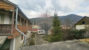 Casă solidă din cărămidă, mobilată, garaj, teren generos – Tarcău - imagine 2