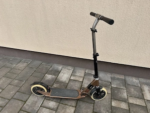 trotineta oxelo town 5xl  este din aluminiu este pliabila suporta 100 kg 