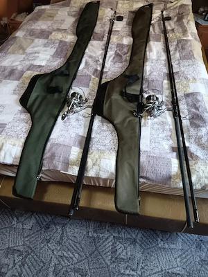 Vând  2 mulinete, 2 undite,  2  huse toate noi!