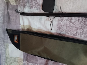 Vând  2 mulinete, 2 undite,  2  huse toate noi!