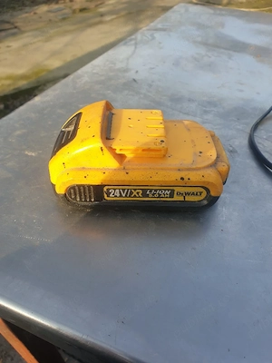 vînd încarcător și baterie dewalt - imagine 2