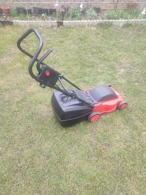 Masina electrică tuns iarba.