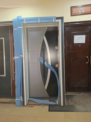 Usa metalica noua de vanzare