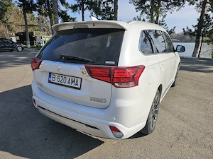 Mitsubishi Outlander PHEV InStyle+ Facelift 2019 MAXIM Dotat TVA deductibil Parcare gratis - imagine 4