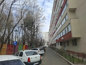 Piața Progresului zona verde. Între piața Progresului si metrou Eroii Revoluției.