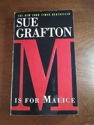 123. Carte, M is for Malice, Sue Grafton 