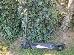 Vând trotineta electrica Xiaomi Mi Pro 2