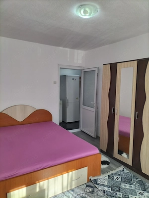 Închiriez garsonieră etajul 1, zona Iulia Zamfirescu.