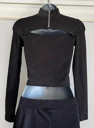Vând top scurt (crop top) negru, dintr-un material reiat elastic, foarte versatil și modern
