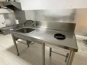 masa cu spalator si cos de gunoi