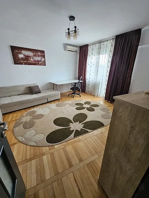 garsoniera costin georgian-metrou la scara blocului-modern