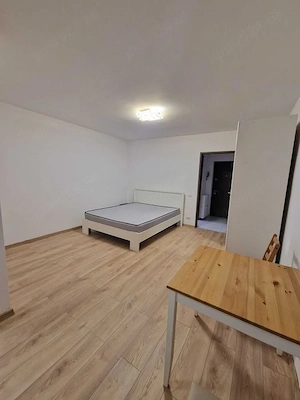 garsoniera dristor-metrou la scara blocului-modern