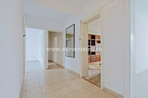 Apartament cu 4 camere de vânzare în Centru Vechi, Mangalia - 300m de plajă - imagine 2