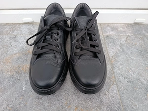 Vând adidași din piele 