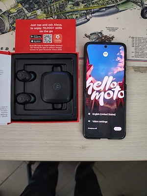 Vand  Motorola  RAZR 40 in stare perfecta tehnica si optica si casti Motorola Verve Buds 100 noi.