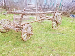 Căruță din  lemn  veche  pentru  ornament 