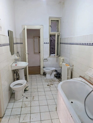 Vand apartament cu 3 camere pe Str Independentei - imagine 8