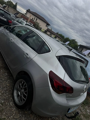 Opel Astra J 2.0 CDTI 160CP | 2010 | 6 trepte | Scaune încălzite | Faruri adaptive | Jante aliaj - imagine 3