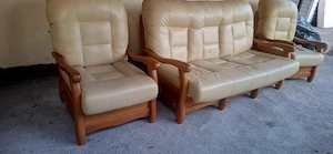 Set canapea piele si lemn masiv si doua fotolii