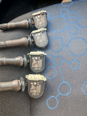 Vând 4 senzori (SET) TPMS originali Ford