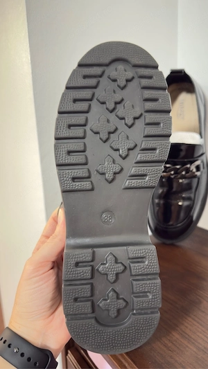 Pantofi damă tip loafer negri, lacuiți   stare foarte bună