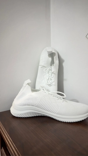 Adidasi albi de panza usori