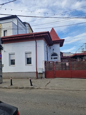 Închiriez casa"spatiu comercial"vis-a-vis de intrarea in Piata Centrala Craiova 