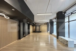 Spațiu Ultracentral | Vizibilitate excelentă | Vitrină 10 ml 