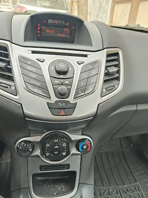 Ford Fiesta 1.3 benzină, Aer condiționat funcțional  - imagine 5
