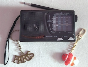 Radio portabil Weltempfänger Elta Nr. 3571 (o,,bijuterie  germană din anii 90)+ 2 brelocuri