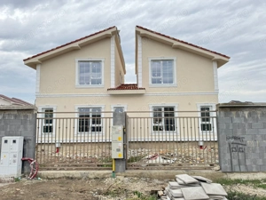 Duplex despartit prin camera tehnica - 4 camere Toate Utilitatile