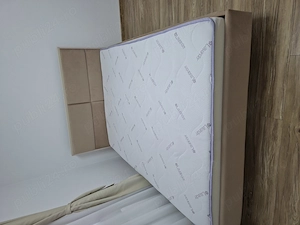 pat cu tapiterie de catifea crem