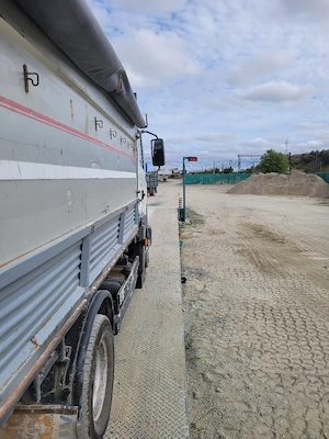 Inchiriez basculante de la 3.5t la 20t.Cilindru compactor si buldoexcavator.Macara 7t. nisip .piatra