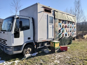 Vând camion apicol cutii rame goale rame cu miere
