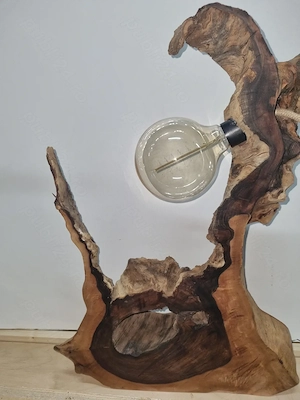 Lampa din lemn masiv de nuc