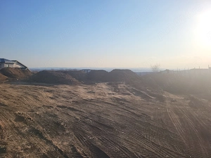 Pamant galben de vanzare