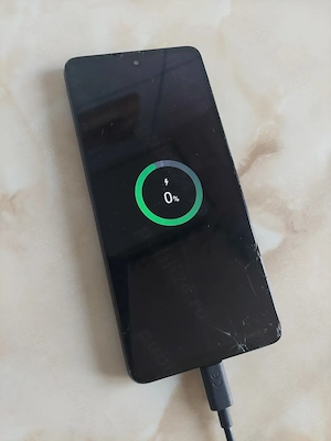 Vând Samsung Galaxy A51 + husă [necesită baterie nouă] [poze reale]