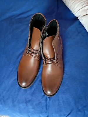 Vând o pereche de pantofi din piele 