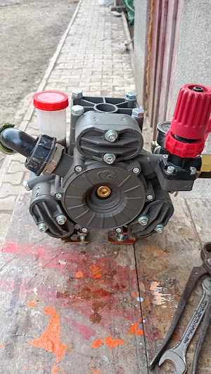 Vand pompa met erbicidat