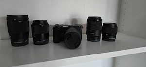 Sony A6700 + 5 obiective Sigma + accesorii + setup lumină complet