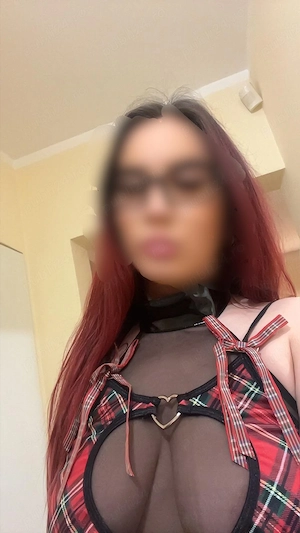 Roșcată apetisantă și senzuală - imagine 1