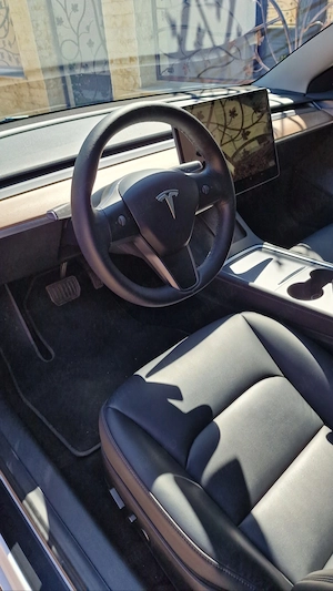 Tesla model 3  - imagine 4