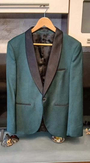 Costum slim barbatesc pentru evenimente speciale