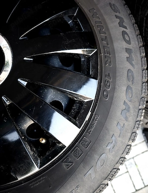 Roti Iarna  PIRELLI Snowcontrol 3,195/65/15 Volkswagen golf 5,6,7 ,450 lei  - imagine 2