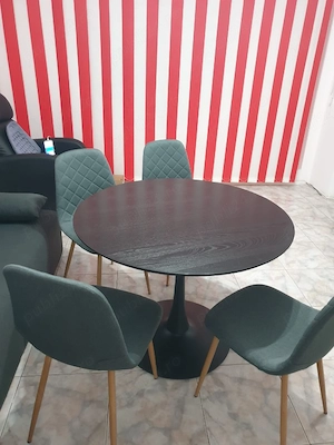 Vând Masă cu 4 Scaune 