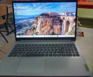 Vand laptop Lenovo cumpărat în 2023 stare buna. Ideal pentru office.
